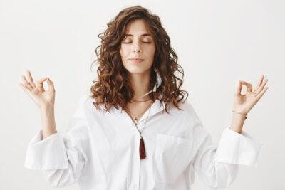 Tecniche di meditazione: persona in meditazione in ambiente sereno.