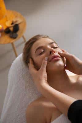 pelle radiosa miracle face – Elaine esegue un massaggio drenante e modellante a Bem Estar, con risultati immediati e un viso giovane.